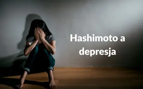Smutna kobieta siedzi przy ścianie, zakrywając twarz dłońmi. Tekst: Hashimoto a depresja. Niedoczynność tarczycy może objawiać się psychicznie.