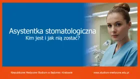 Młoda asystentka stomatologiczna w niebieskim uniformie, z włosami upiętymi w kok. Na niebieskim tle napis "Asystentka stomatologiczna. Kim jest i jak nią zostać?".