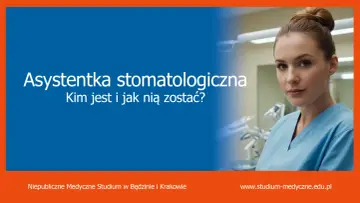 Młoda asystentka stomatologiczna w niebieskim uniformie, z włosami upiętymi w kok. Na niebieskim tle napis "Asystentka stomatologiczna. Kim jest i jak nią zostać?".